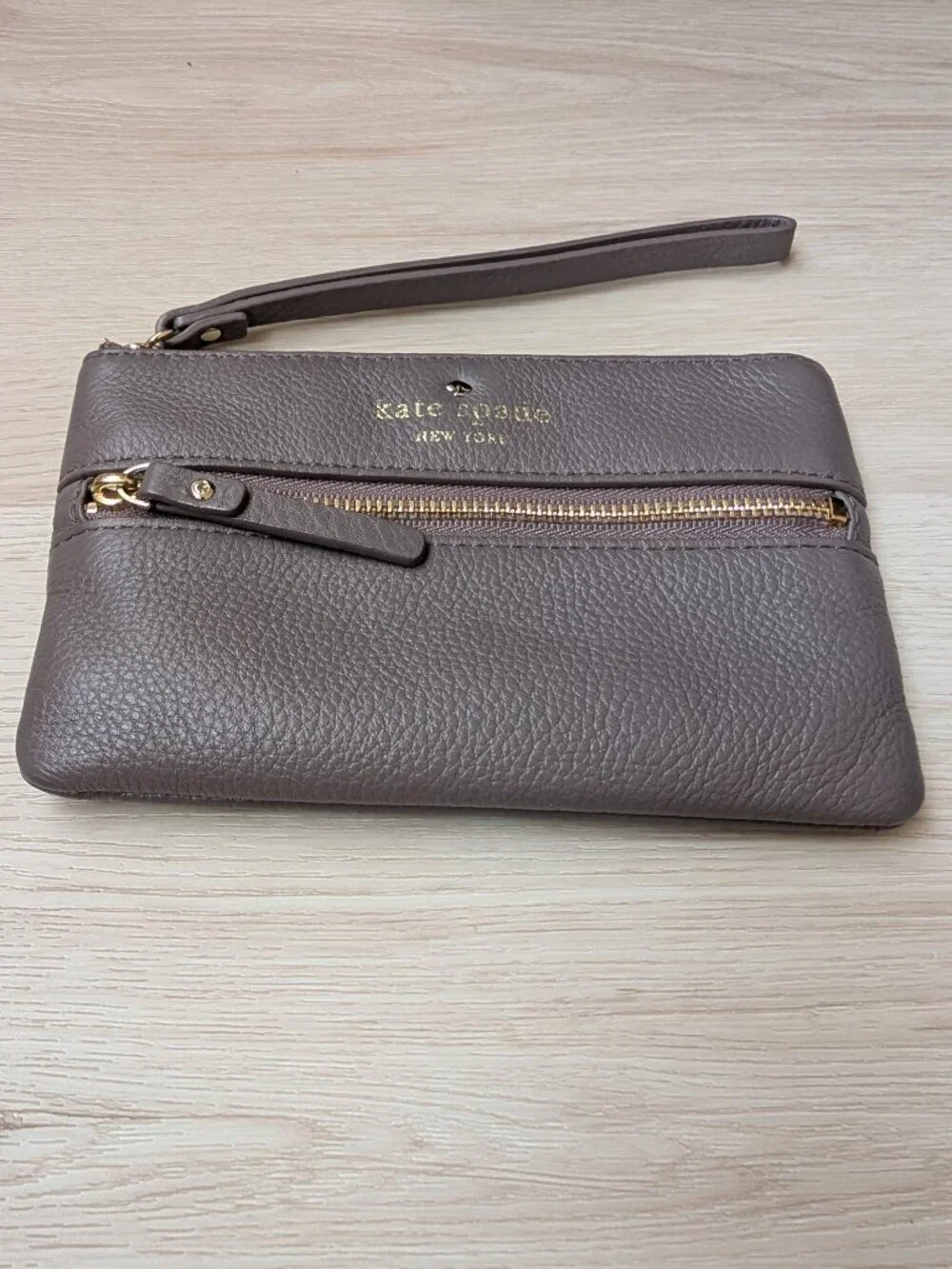 Kate Spade New York Cobble Hill Bee Pebbled Leather Warm Taupe Wristlet Wallet